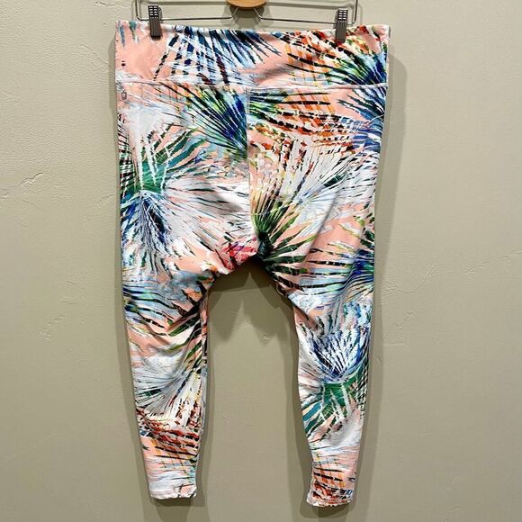 Fabletics Mid-Rise PureLuxe Capri Marbella Print - Plus Size: 1X - Picture 2 of 9